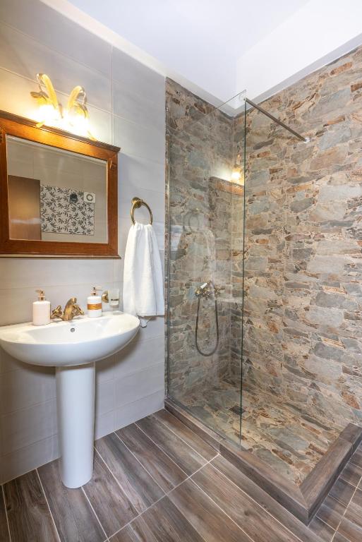 Koupelna v ubytování Paralia Beach Boutique Hotel