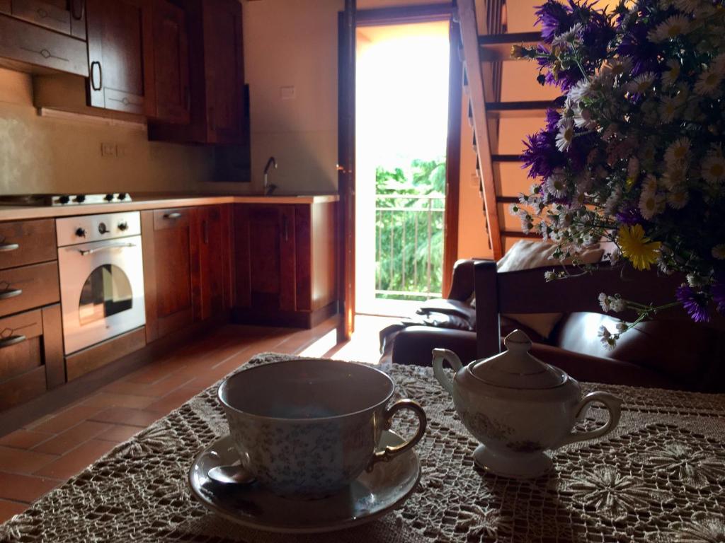 una cocina con una mesa con una tetera. en Antico Borgo dell'Anconella - rustico appartamento ideale per 2 o 3 persone, en Anconella