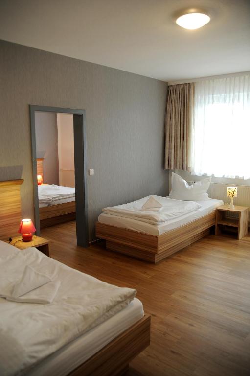 Letto o letti in una camera di Hotel Weimarer Berg