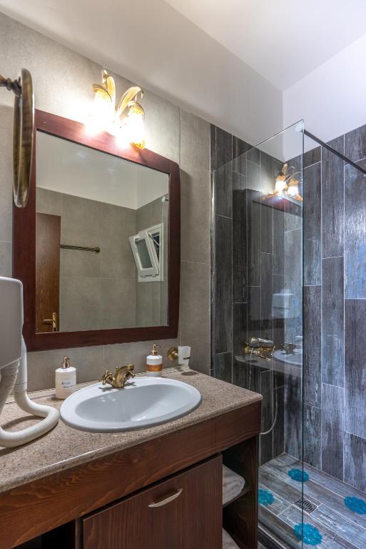Koupelna v ubytování Paralia Beach Boutique Hotel