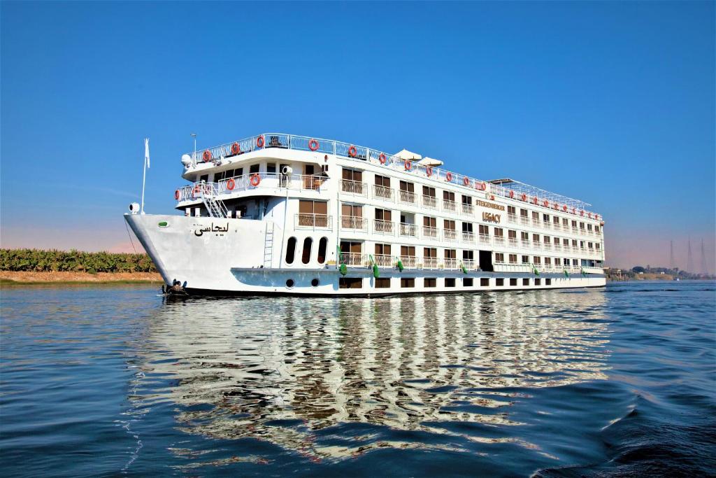 een groot wit cruiseschip op het water bij Steigenberger Legacy Nile Cruise - Every Monday 07 & 04 Nights from Luxor - Every Friday 03 Nights from Aswan in Luxor