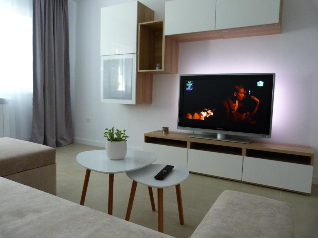 a living room with a flat screen tv on a table at SimpliCity Apartament in Tulcea