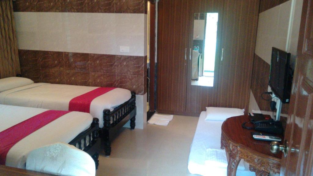 Postel nebo postele na pokoji v ubytování Jal Mahal Resort and Spa