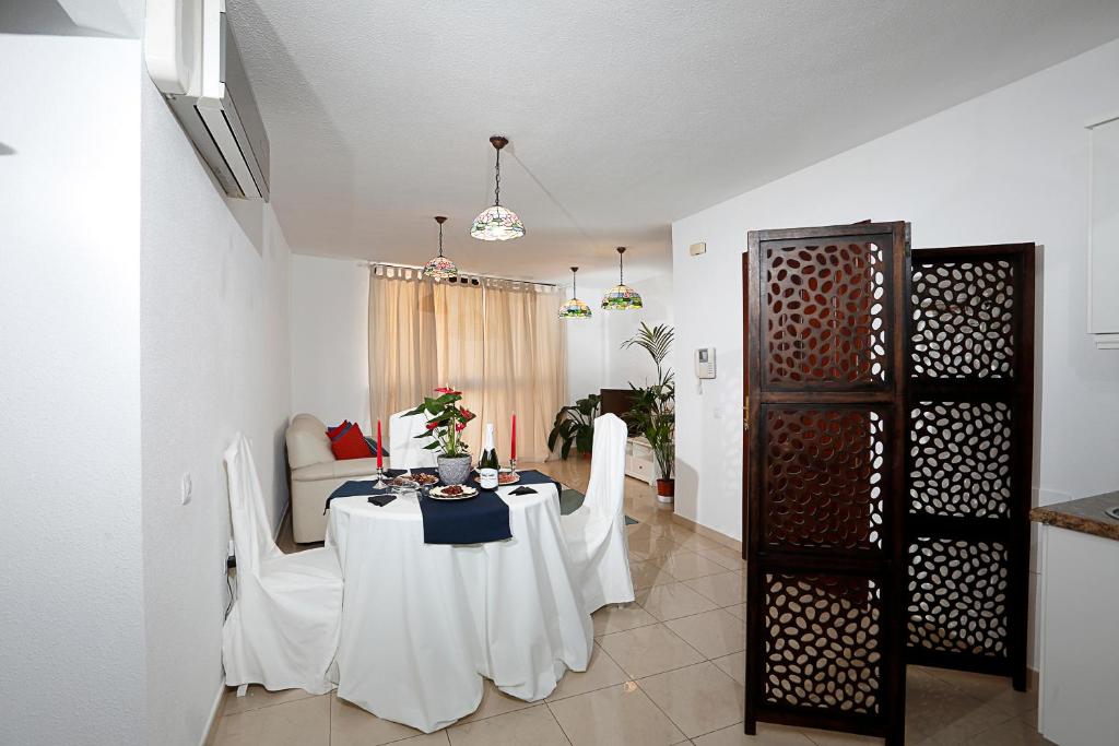 Fotografia z galérie ubytovania Apartamento frente al Puerto de Candelaria a 20 metros de la playa. v destinácii Candelaria