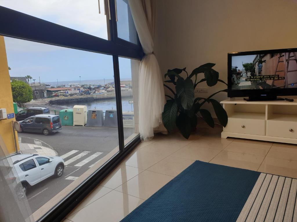Televízia a/alebo spoločenská miestnosť v ubytovaní Apartamento frente al Puerto de Candelaria a 20 metros de la playa.