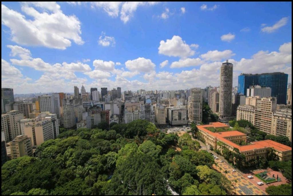  Flat Metrô República. Vista Ed. Copan e Ed. Itália