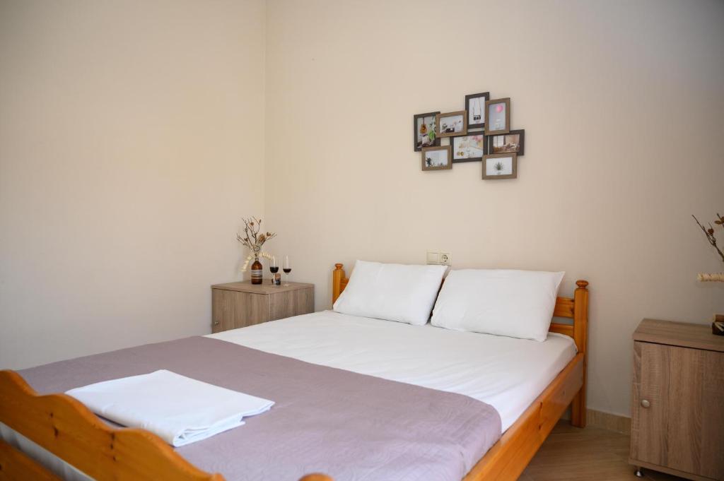 Postel nebo postele na pokoji v ubytování Anastasios Room's