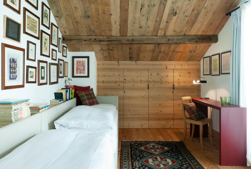 ラ・プン・シャミュ・シアシにあるChes'Ota - La Puntの木製の天井が特徴のベッドルーム1室(ベッド1台付)