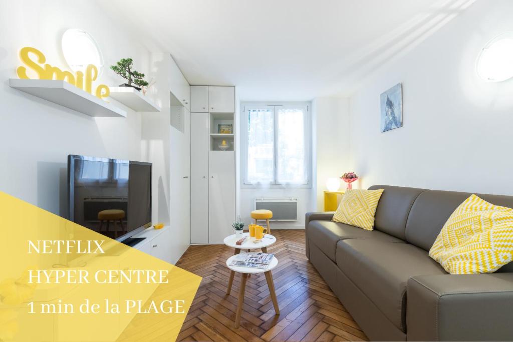 ein Wohnzimmer mit Sofa und Fernseher in der Unterkunft COSY MALTE in Menton