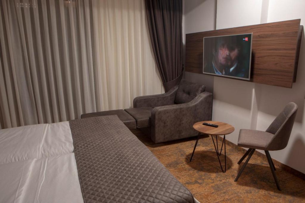 TV a/nebo společenská místnost v ubytování Qama Hotel