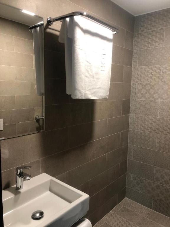 Koupelna v ubytování Qama Hotel