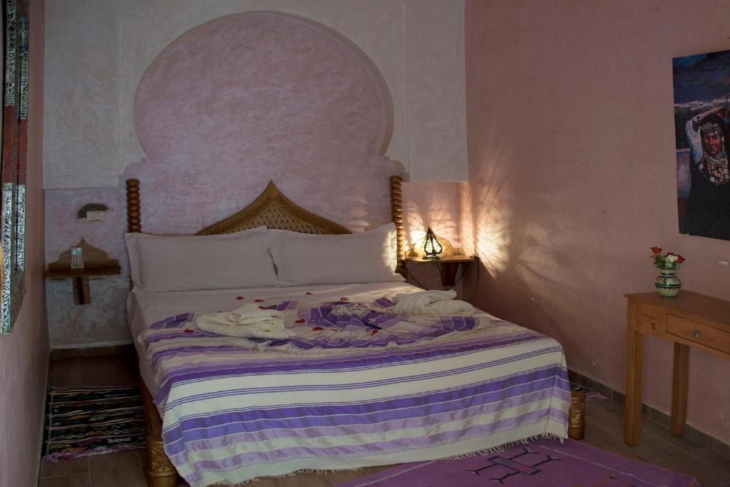 Postel nebo postele na pokoji v ubytování Riad Jenan Adam