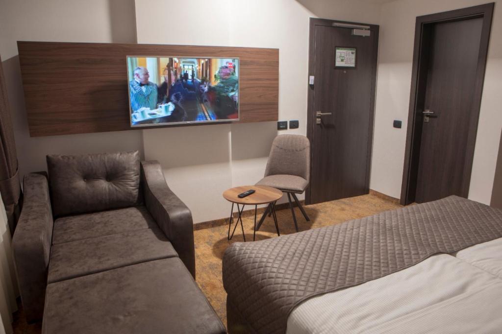 TV a/nebo společenská místnost v ubytování Qama Hotel