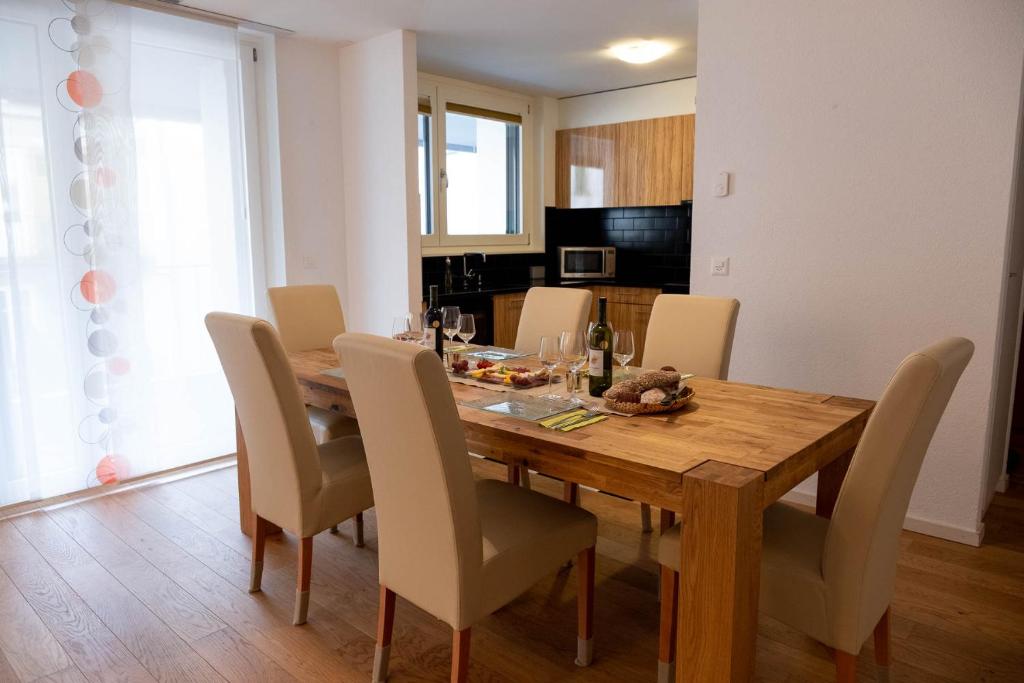 a dining room with a wooden table and chairs at Family apartment near the train station in Vevey