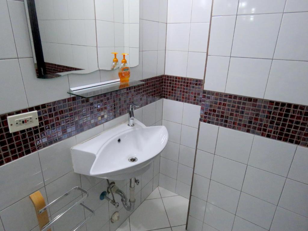 Ένα μπάνιο στο SERENADE Lodging Rooms