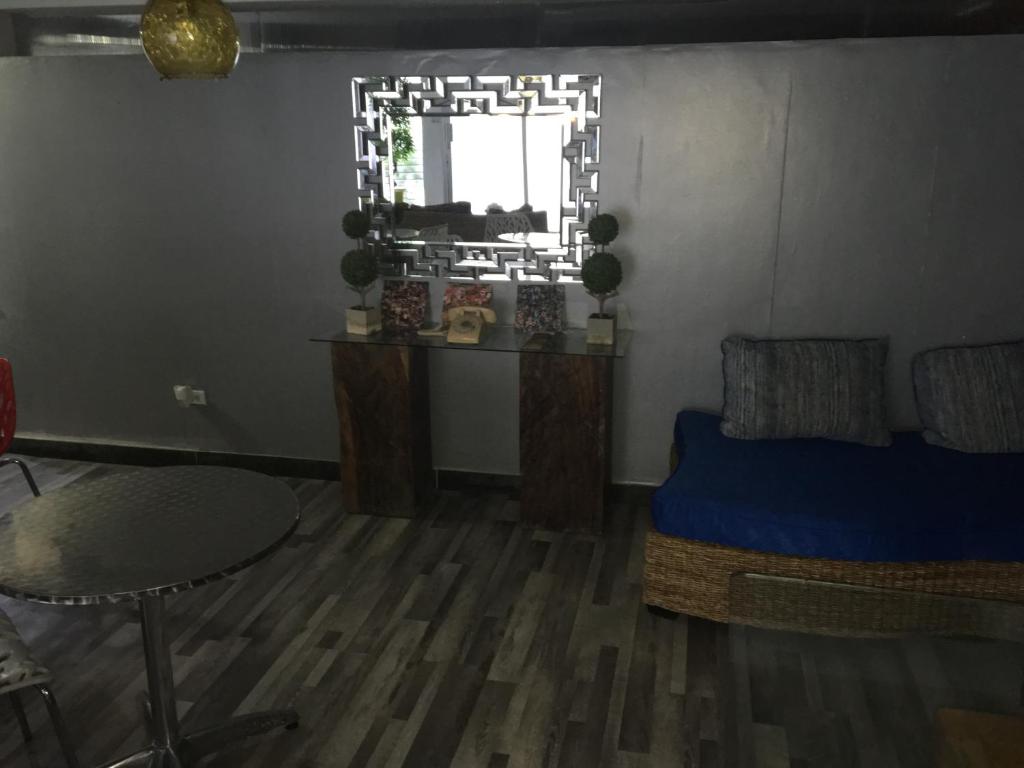 Χώρος καθιστικού στο SERENADE Lodging Rooms