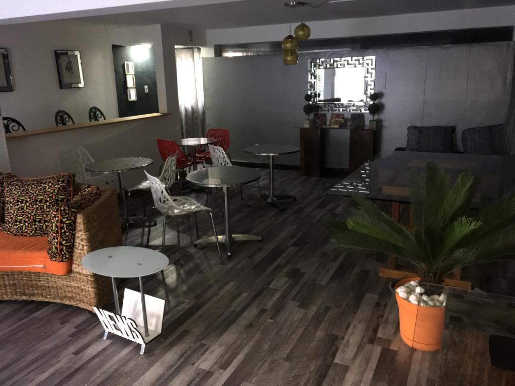 Χώρος καθιστικού στο SERENADE Lodging Rooms