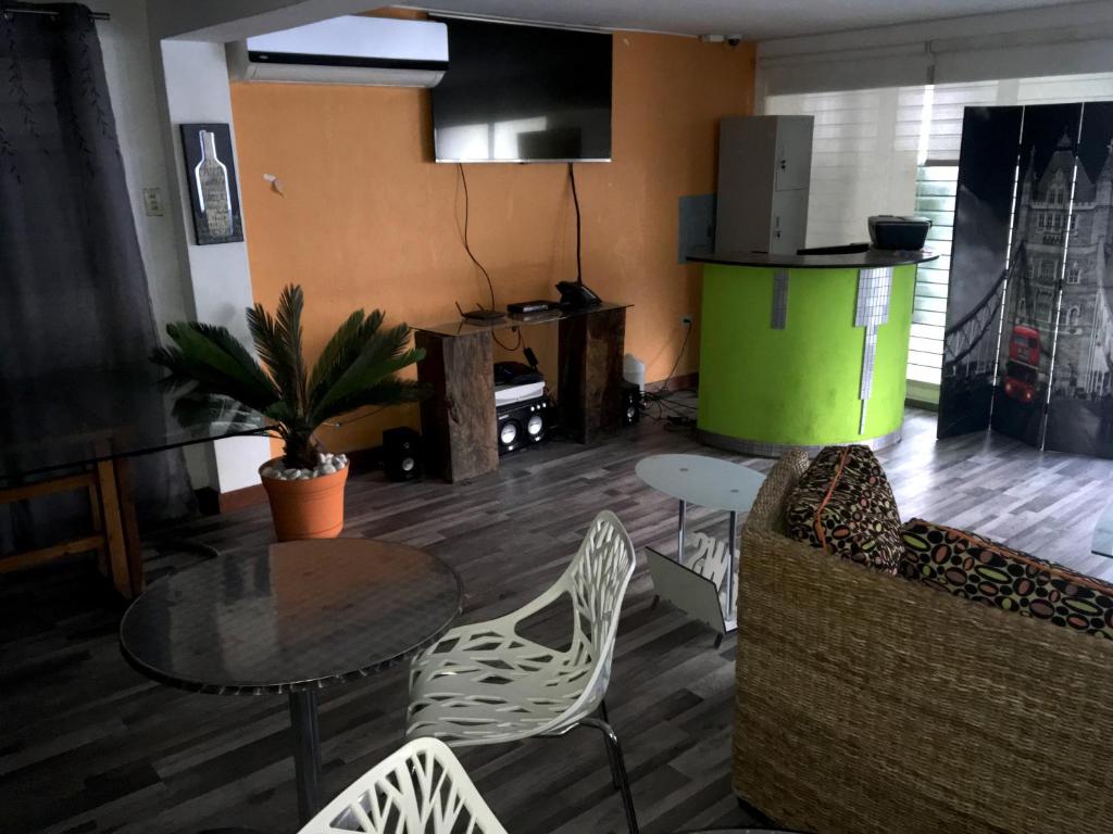 Η κουζίνα ή μικρή κουζίνα στο SERENADE Lodging Rooms