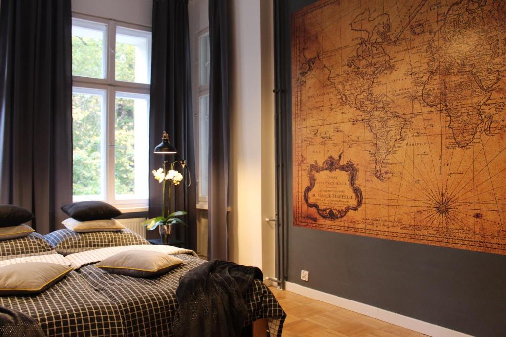 um quarto com um grande mapa na parede em Szarotka II em Szczecin