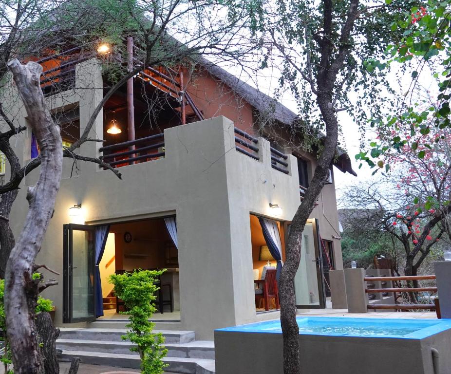 een huis met een zwembad ervoor bij Marloth Park Hippo House in Marloth Park