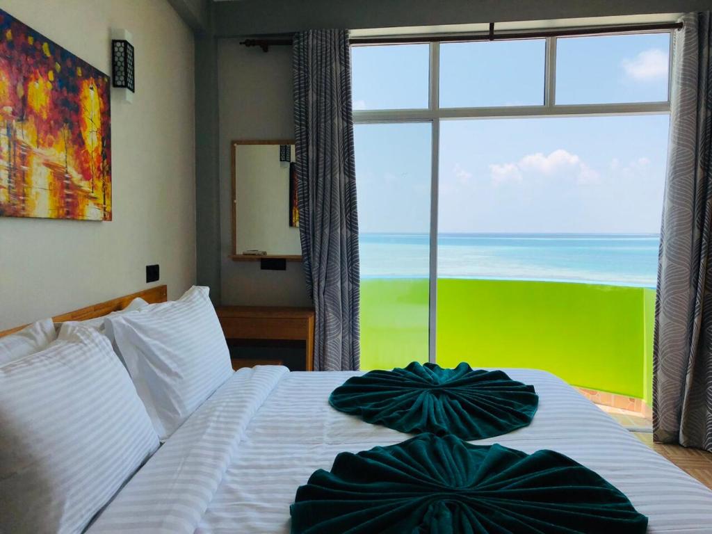 Postel nebo postele na pokoji v ubytování IRIS Beach Residence