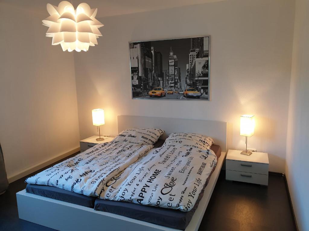 ヴィルンスドルフにあるAndinas Ferienwohnung in ruhiger Lage direkt am Waldのベッドルーム1室(ベッド1台、ナイトスタンド2台付)