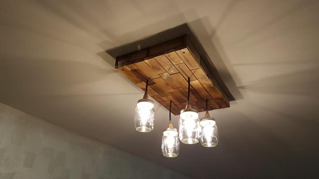 żyrandol ze światłami wiszącymi na suficie w obiekcie Orange Fox Cervinia apartment Vda Vacanze in Vetta CIR 0185 w mieście Breuil-Cervinia