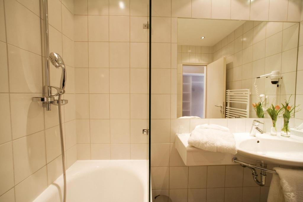 A bathroom at Hotel Krainerhütte