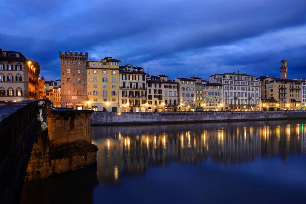 Výhled na řeku, která protéká v blízkosti hotelu