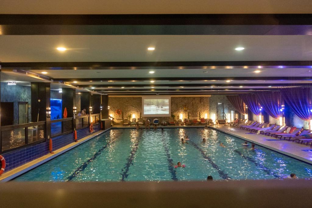 Bazén v ubytování Apartament 902 Alpin Resort Poiana Brasov nebo v jeho okolí
