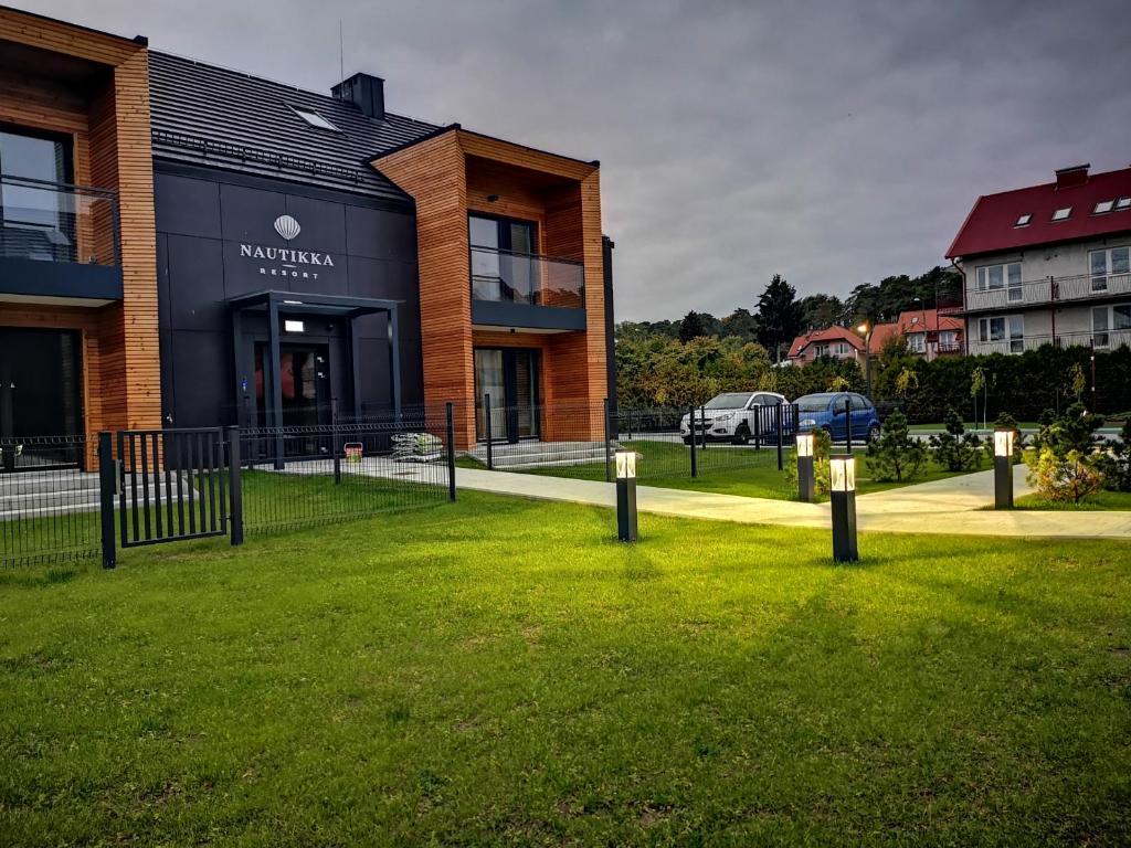 budynek z trawnikiem przed nim w obiekcie Zielona Krynica Apartament w mieście Krynica Morska