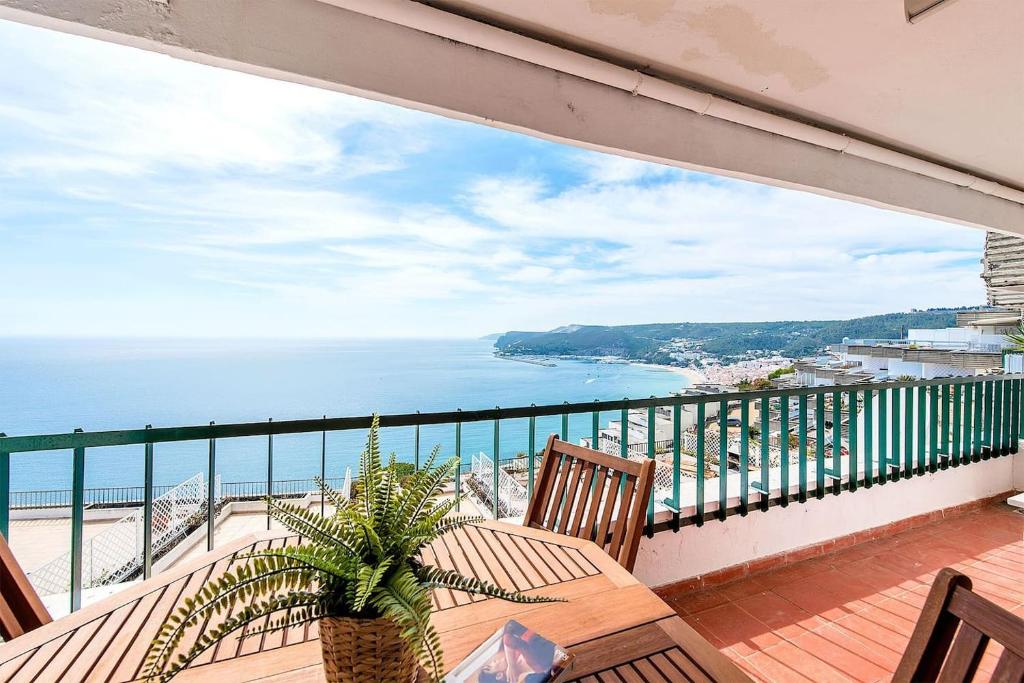 balcón con mesa, sillas y vistas al océano en Casa Bela Vista, en Sesimbra