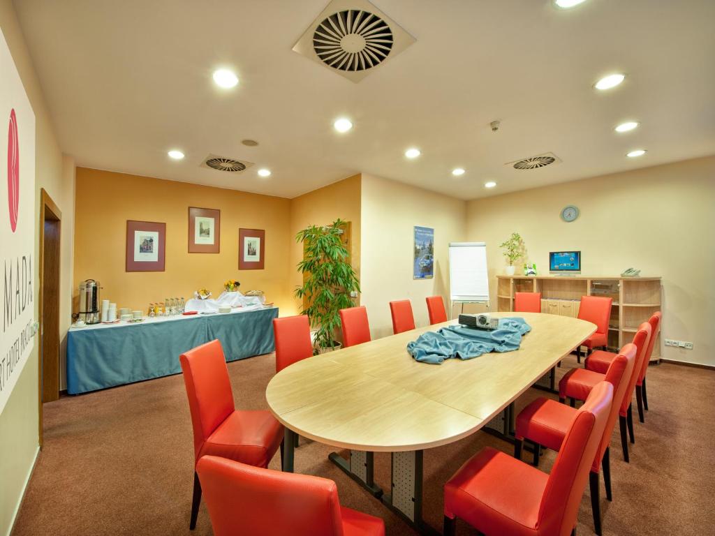 Ramada Airport Hotel Prague - Resim 40