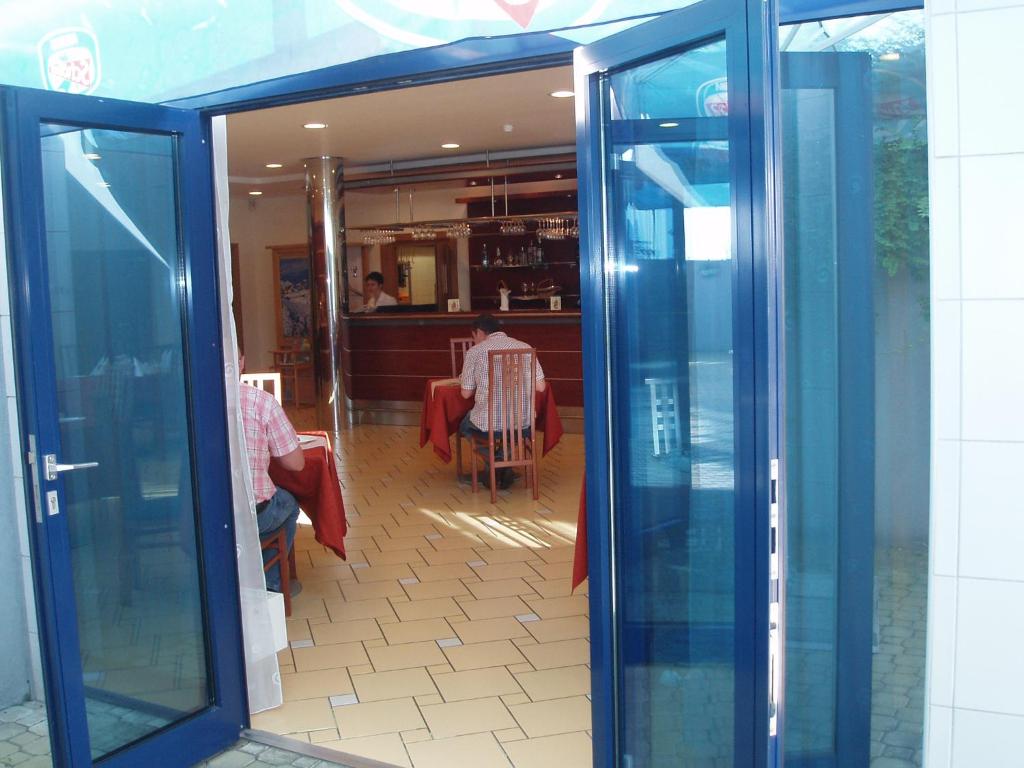 Ramada Airport Hotel Prague - Resim 3