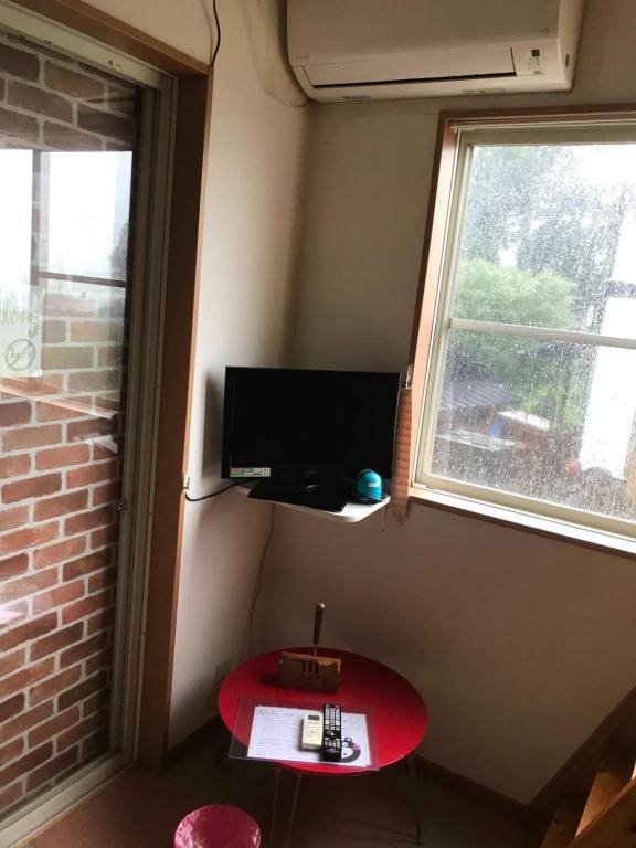 TV a/nebo společenská místnost v ubytování Kumamoto Guesthouse Minami Aso Little Asia