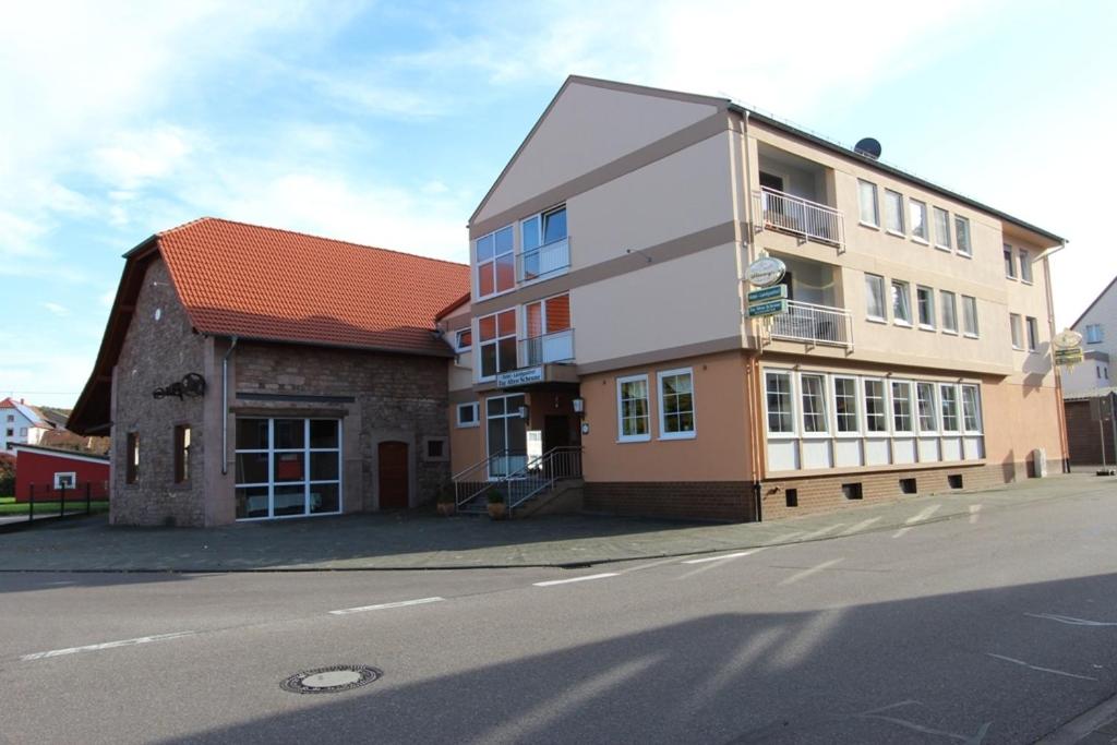 un bâtiment situé sur le côté d'une rue dans l'établissement Hotel Landgasthof Zur Alten Scheune, à Zweibrücken