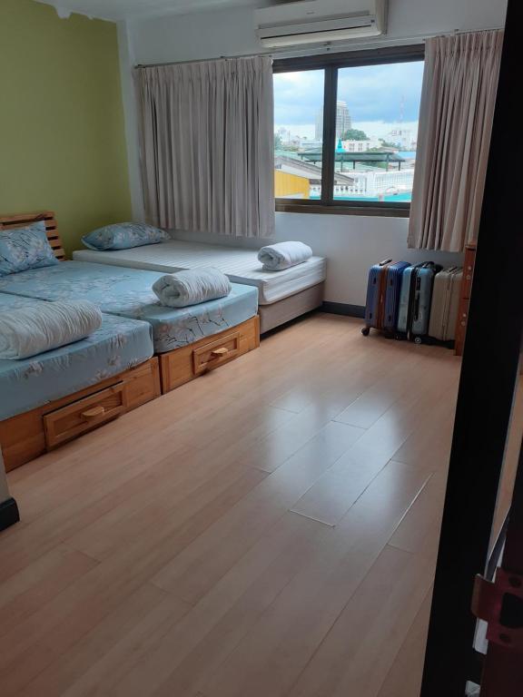 Postel nebo postele na pokoji v ubytování BaanSu Hostel