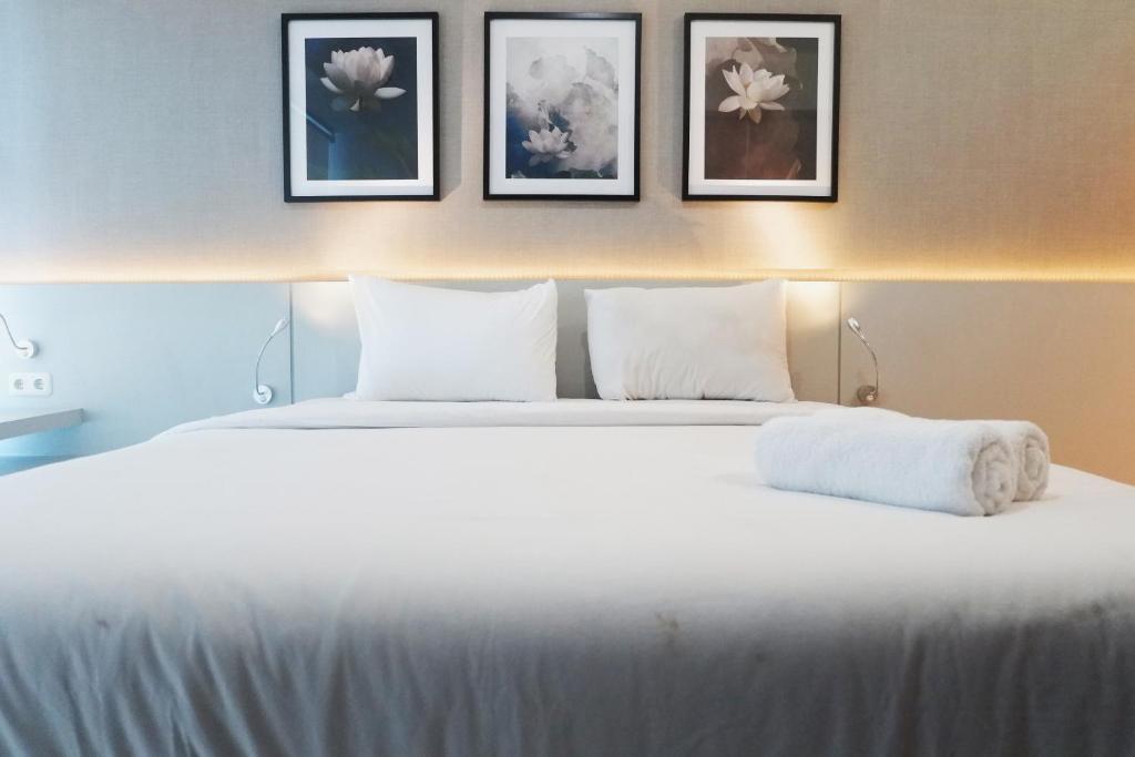 Ένα ή περισσότερα κρεβάτια σε δωμάτιο στο Studio Apartment Connected to Mall at Anderson Supermall Mansion By Travelio