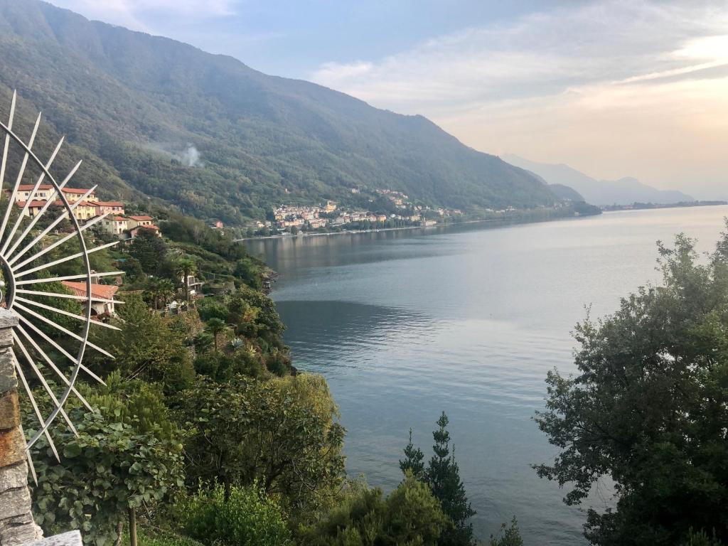 vistas a un río con una noria en CASA FEDERICO, en Dorio