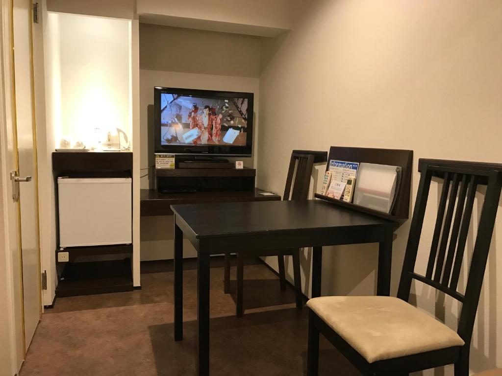TV a/nebo společenská místnost v ubytování ビジネスインホテルプラザ21大阪京橋