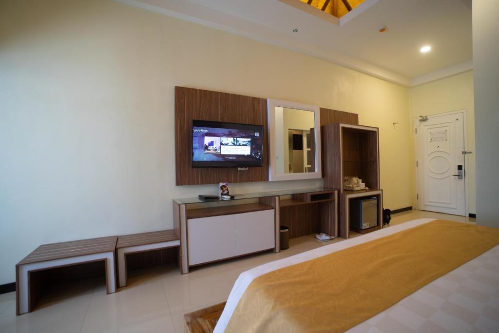Postel nebo postele na pokoji v ubytování Luminor Hotel Banyuwangi By WH