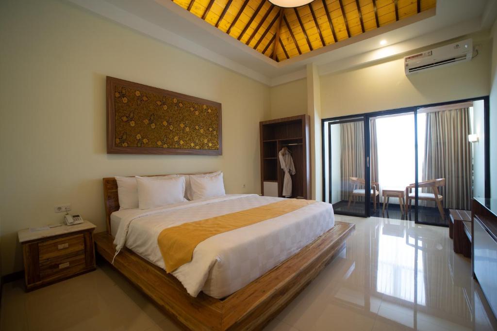 Postel nebo postele na pokoji v ubytování Luminor Hotel Banyuwangi By WH