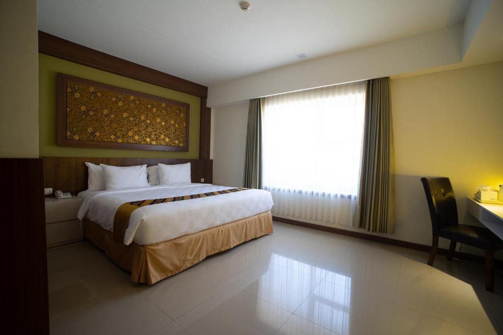 Postel nebo postele na pokoji v ubytování Luminor Hotel Banyuwangi By WH