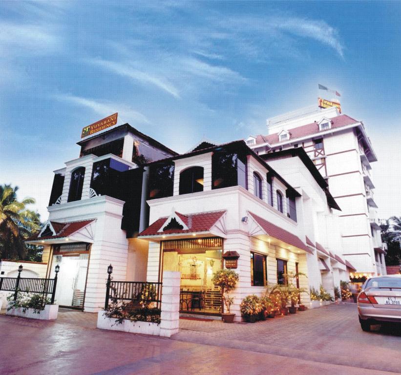 科欽的住宿－Yuvarani Residency，前面有停车位的建筑