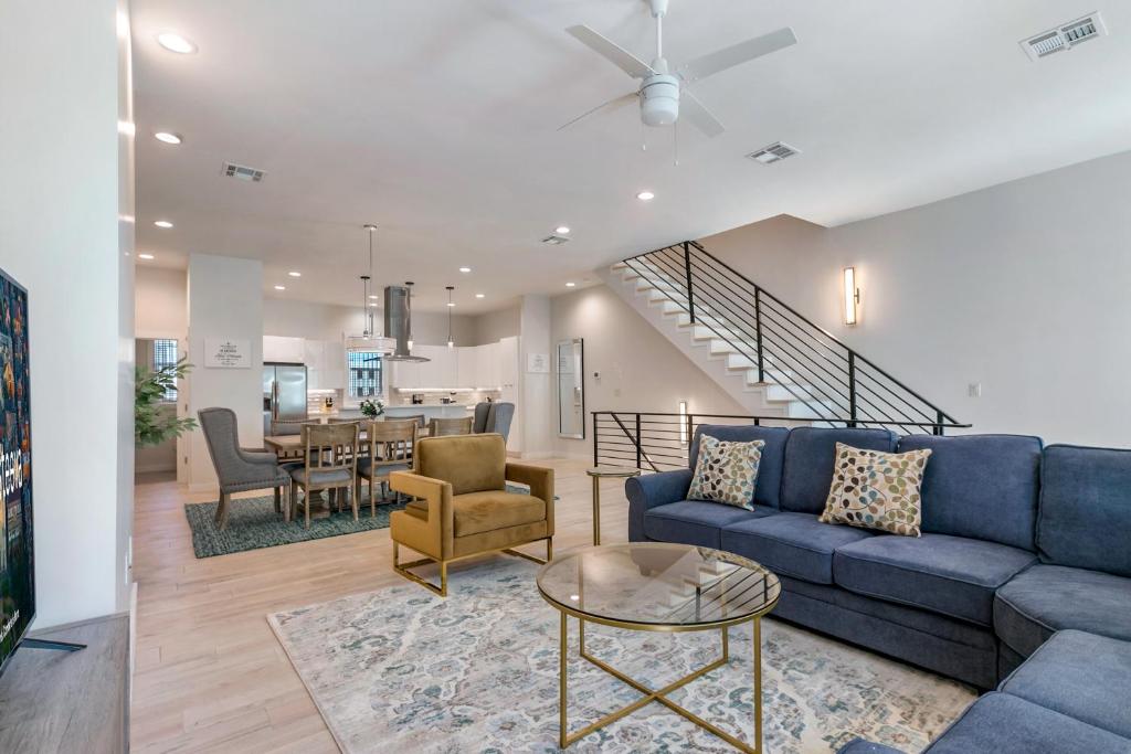 uma sala de estar com um sofá azul e uma mesa em Amazing New Construction Villa with Balconies em Nova Orleans
