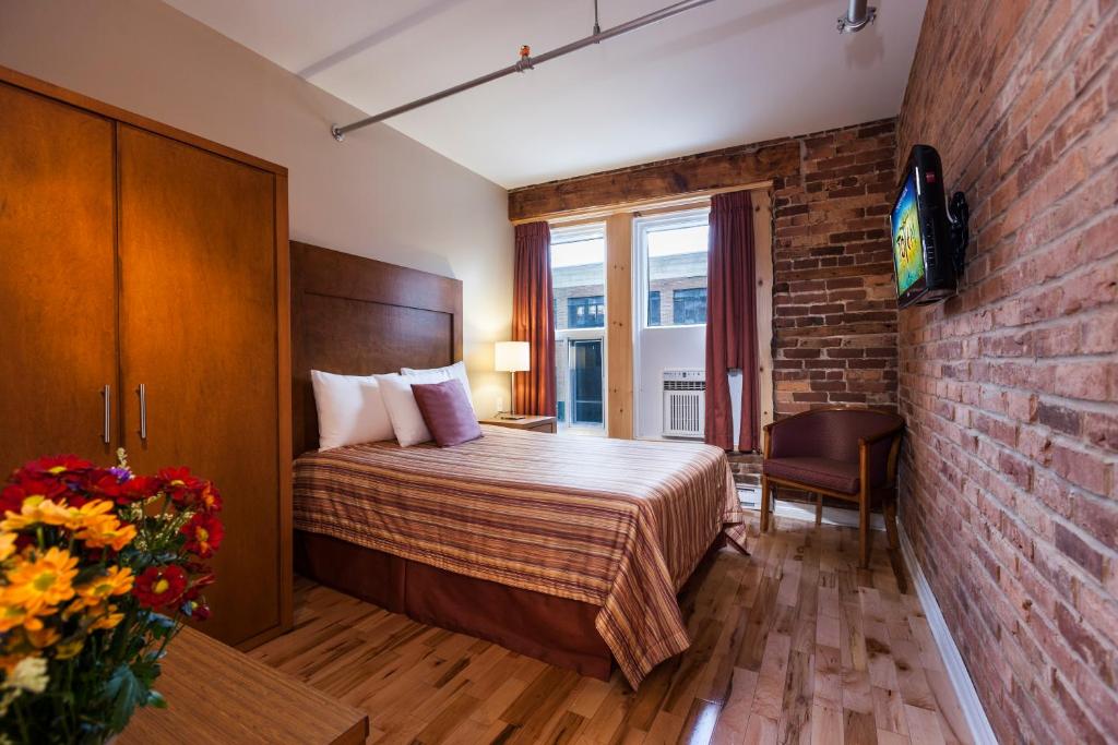 Postel nebo postele na pokoji v ubytování Hotel Quartier des Spectacles