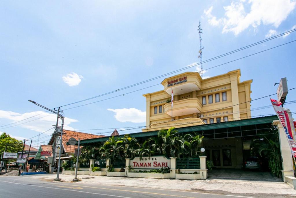 a building on the corner of a street at RedDoorz Plus near Alun Alun Karanganyar in Karanganyar