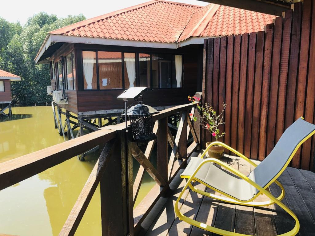 Gayang Friendly Water House Homestay - Family Room With Balcony