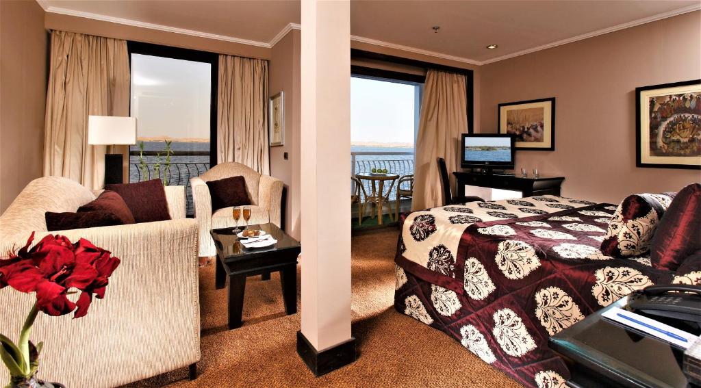 Postel nebo postele na pokoji v ubytování Steigenberger Omar El Khayam Nile Cruise - Every Monday from Aswan for 07 & 04 Nights - Every Friday From Abu Simbel for 03 Nights