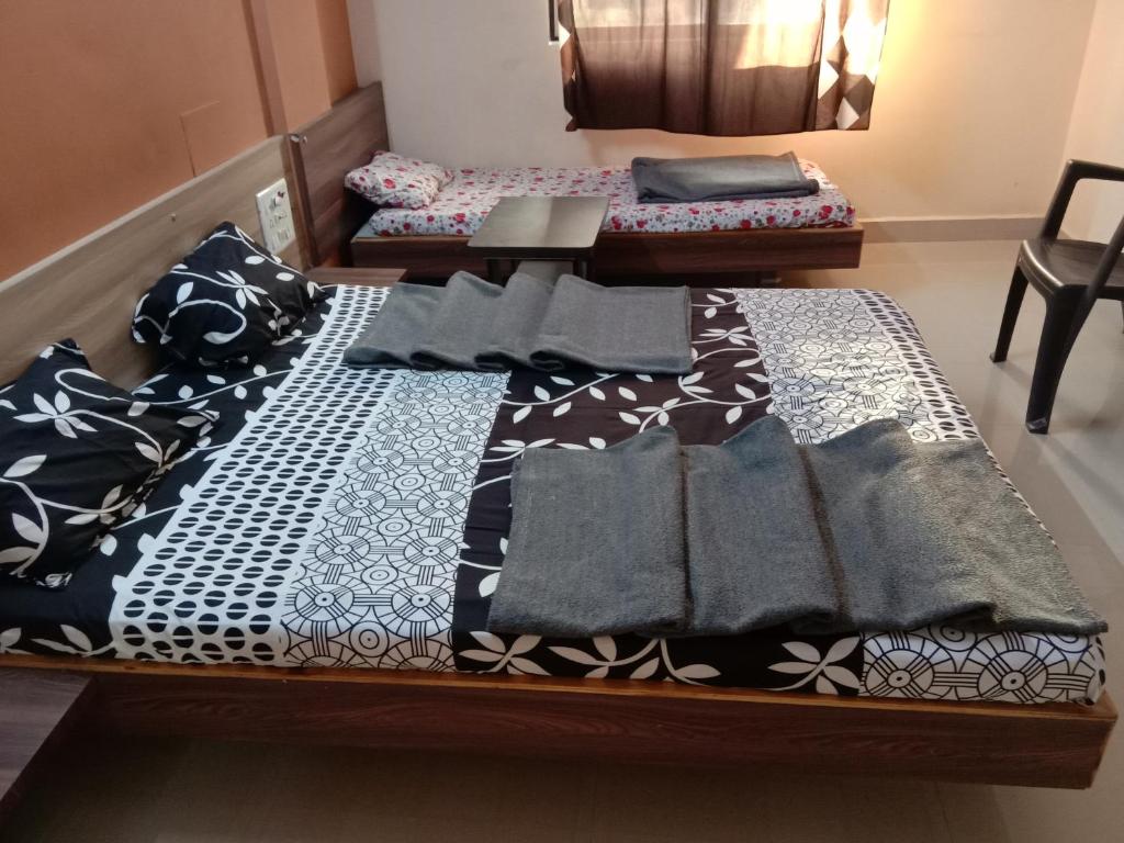 Postel nebo postele na pokoji v ubytování Hotel Laxmi Sadan